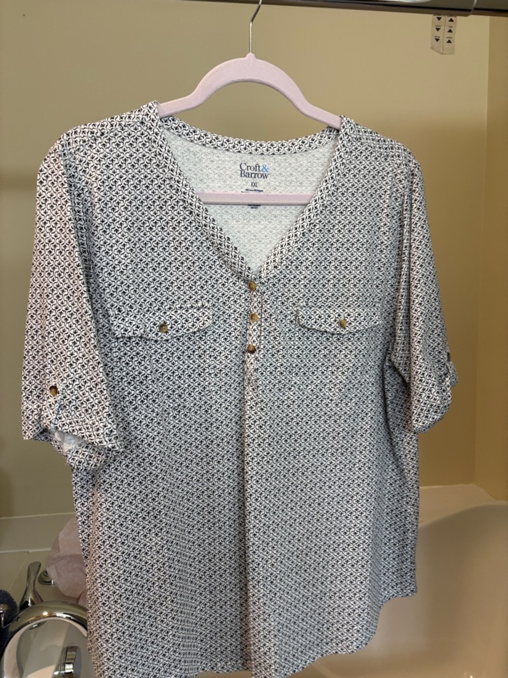 croft & barrow White and Black Geometric V-Neck Utility Blouse